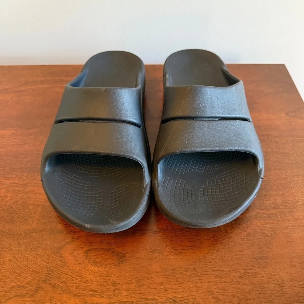 OOFOS Men’s Black Slide Sandals Recovery Shoes Size 8